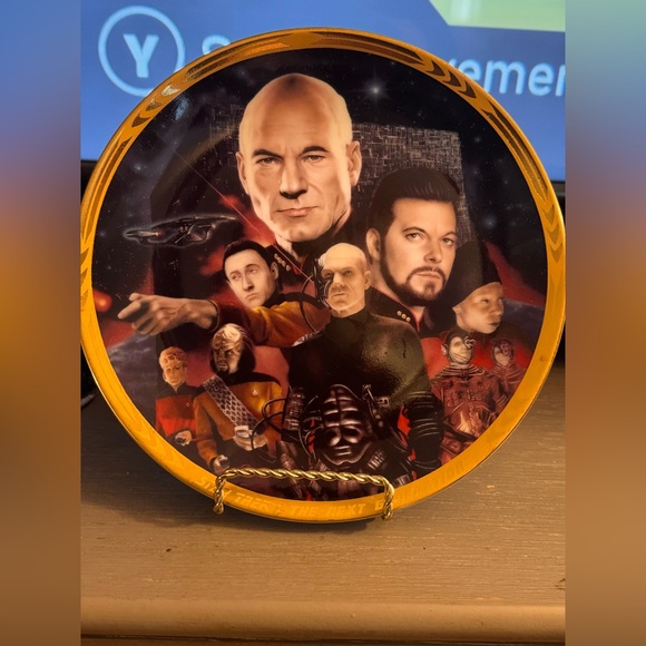 Star Trek Collector's Plate with Yellow Trim - Picture 3 of 10